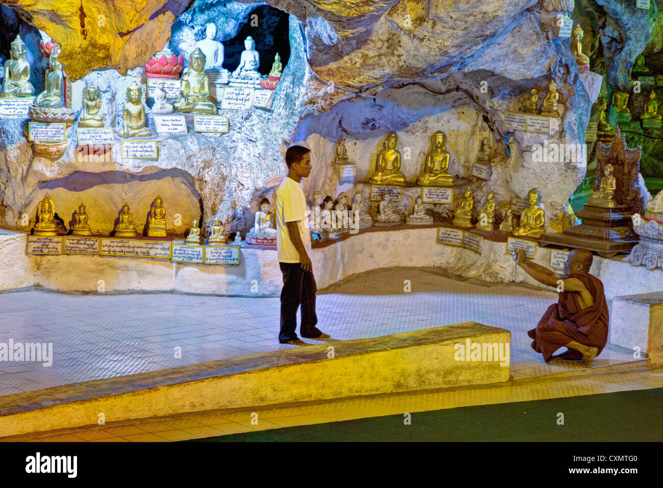 Le moine bouddhiste photographier un ami dans la grotte Shwe Oo Min, Pindaya, Shan State, Myanmar, Birmanie. Banque D'Images