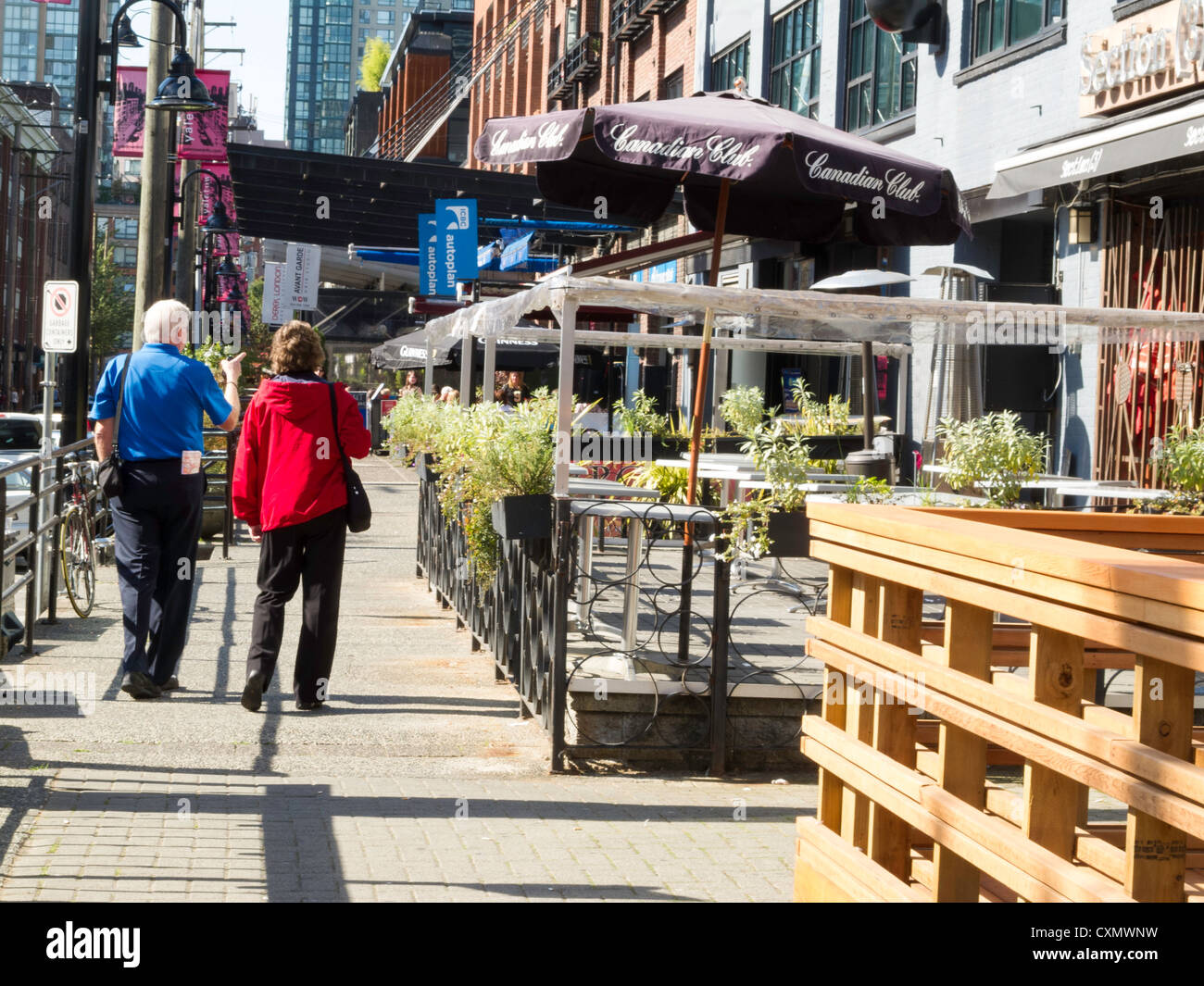 D'âge mûr se promenant dans le quartier de Yaletown, Vancouver, Canada Banque D'Images