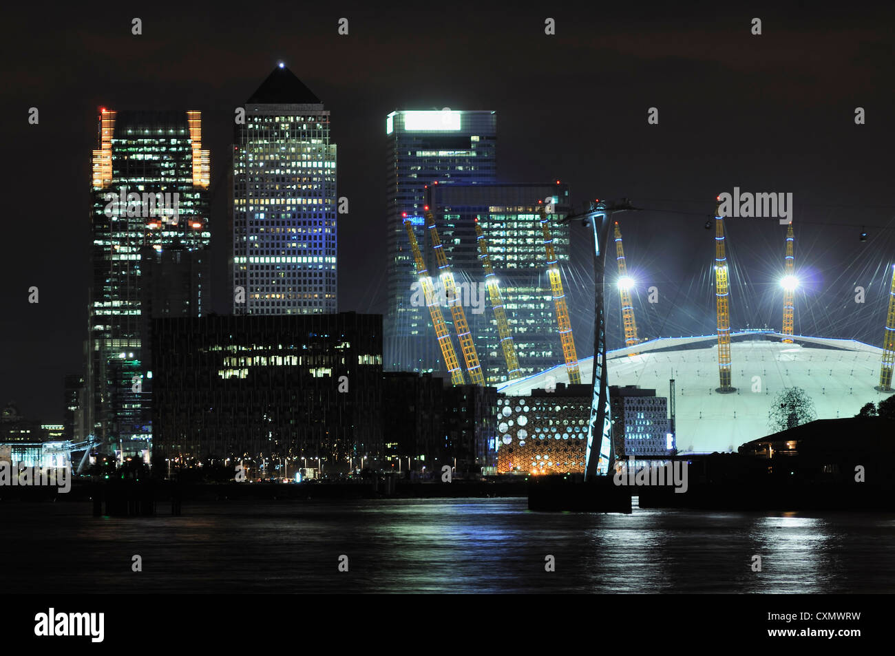 Canary Wharf de Londres de nuit avec l'O2 arena en premier plan Banque D'Images