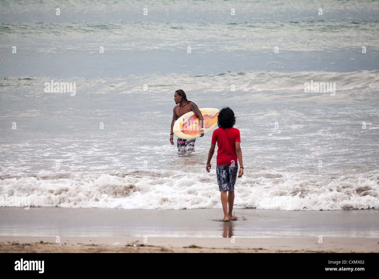 Les surfeurs sur la plage de Kuta à Bali Banque D'Images