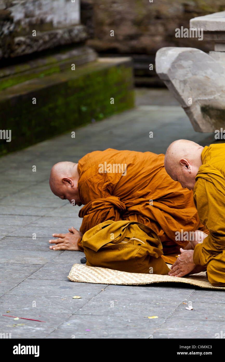 Les moines bouddhistes dans le Temple Hindou Tirtha Emphul sur Bali Banque D'Images