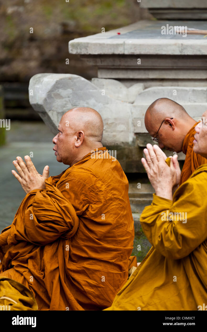 Les moines bouddhistes dans le Temple Hindou Tirtha Emphul sur Bali Banque D'Images