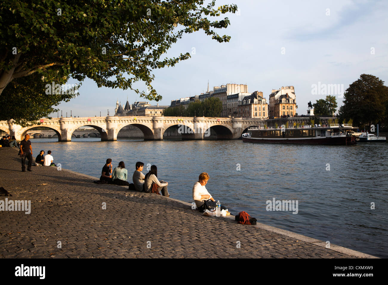 Les touristes se détendre au bord de la Seine, Paris Banque D'Images