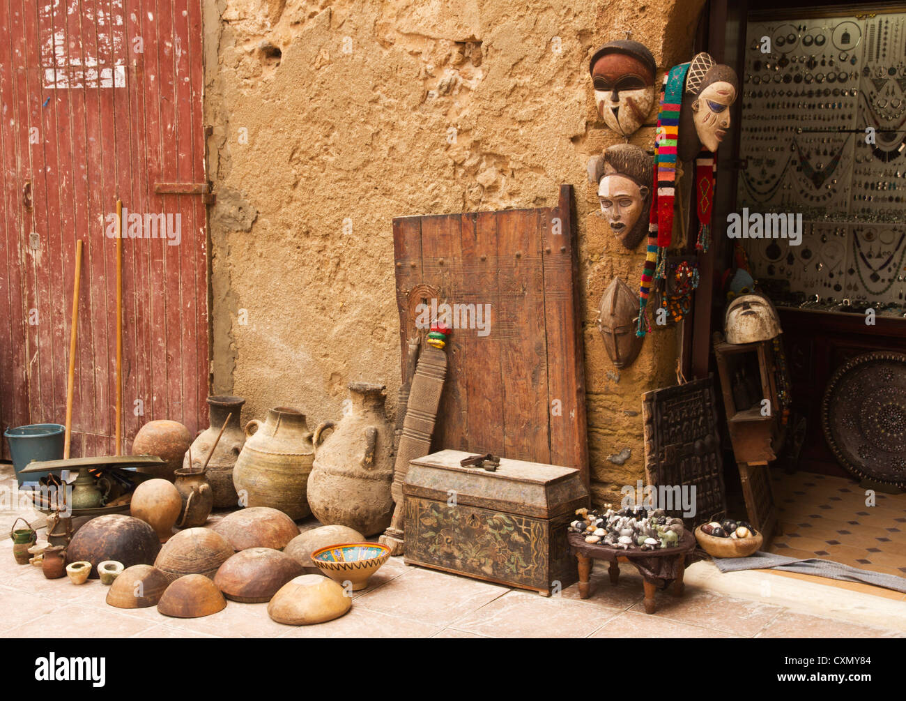 Les objets d'Afrique du Nord à vendre à Essaouira Medina. Banque D'Images