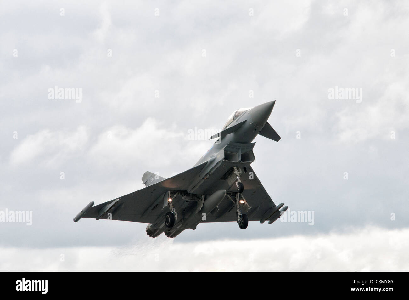 L'Eurofighter Typhoon RGF4 ZK333 de la Royal Air Force RAF Leuchars décolle pour le Royal International Air Tattoo 2012 Banque D'Images