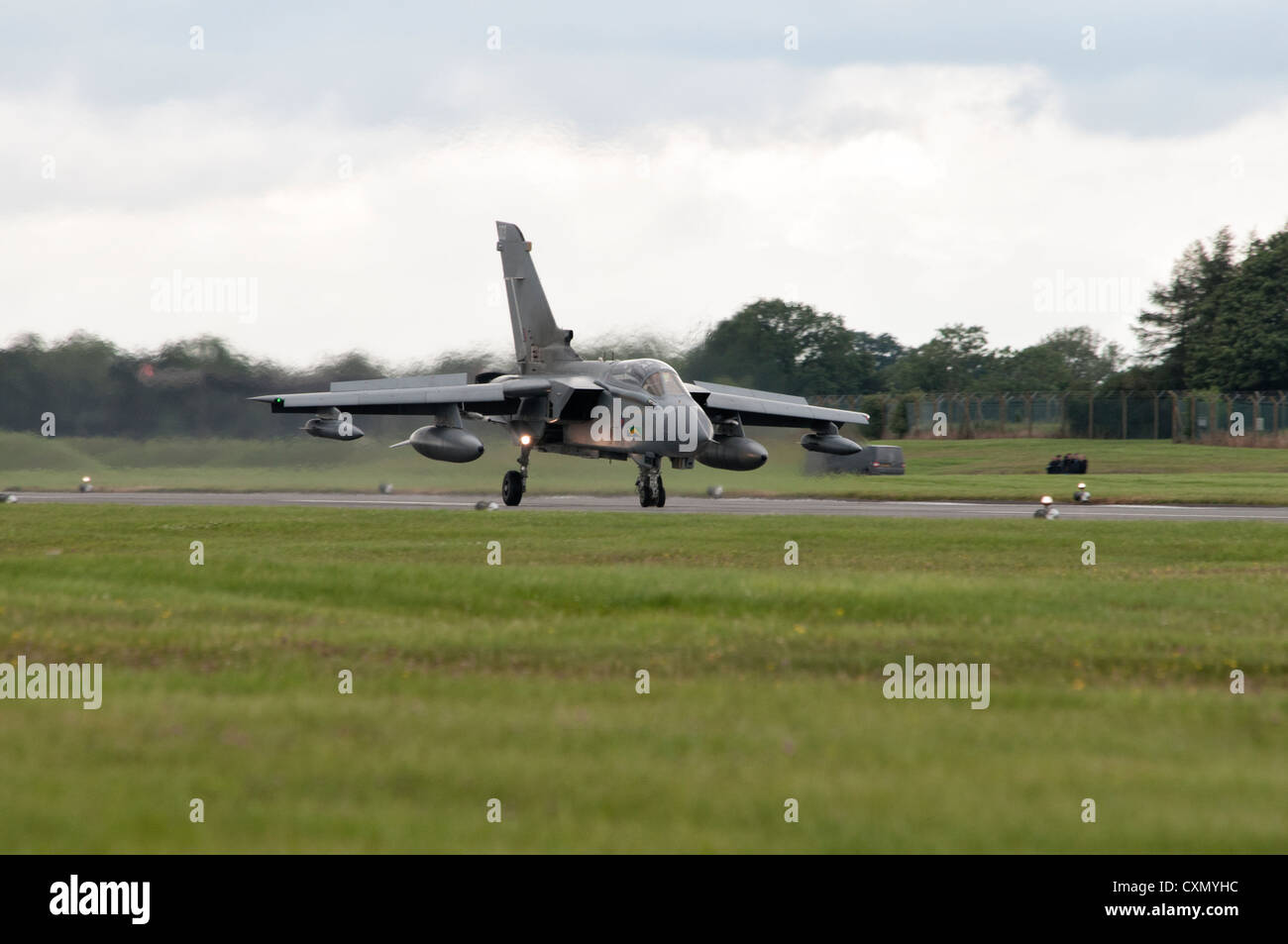 Panavia Tornado Gr4A ZA369 / 003 de la Royal Air Force 15 Squadron RAF Lossiemouth fait un atterrissage vent arrière à la 2012 RIAT Banque D'Images