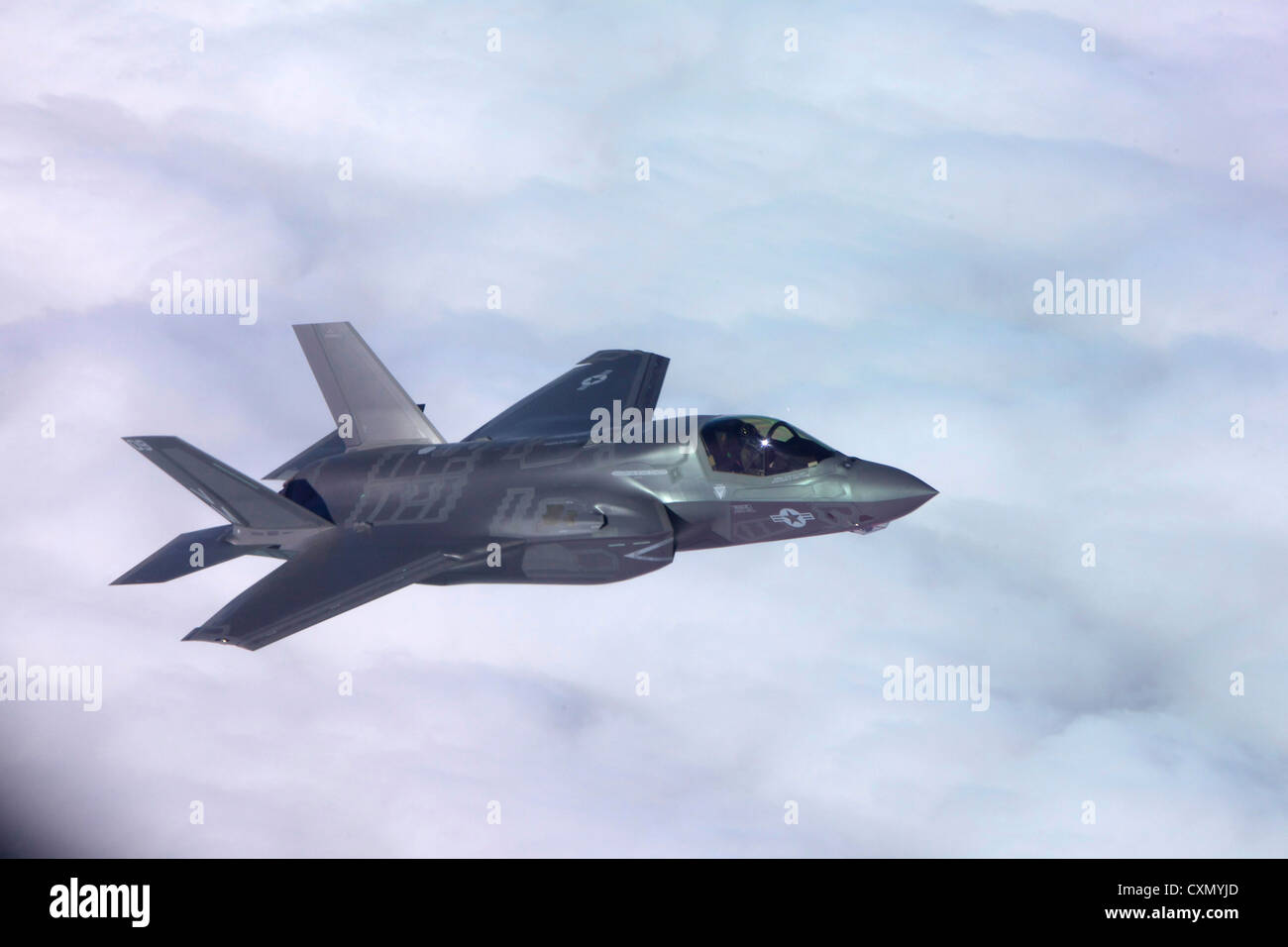 Un F-35B Joint Strike Fighter dirige la première de ce type de ravitaillement en vol avec un KC-130J Hercules Banque D'Images