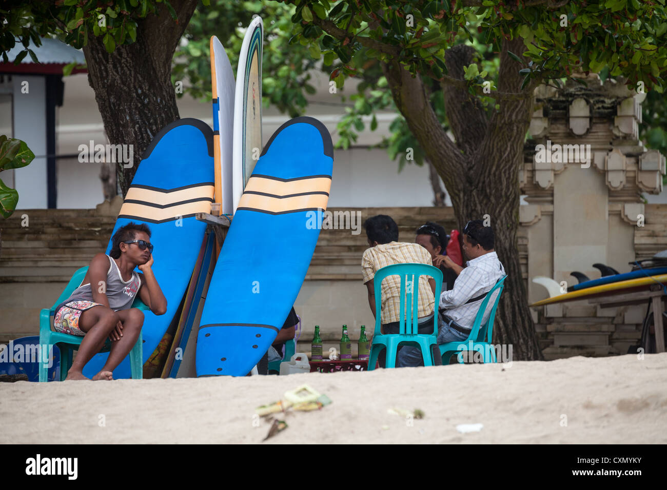 Des planches de surf sur la plage de Kuta à Bali Banque D'Images