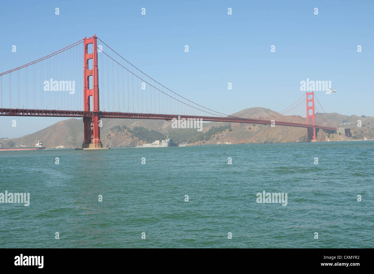 San Francisco (oct. 3, 2012) -, destroyer lance-missiles USS preble (ddg 88) passe sous le golden gate bridge à san francisco pour san francisco Fleet Week 2012. san francisco Fleet Week est un événement de cinq jours qui met en lumière l'équipement, de la technologie et les capacités opérationnelles de l'armée et les services de la mer leur histoire dans la région de san francisco. Banque D'Images