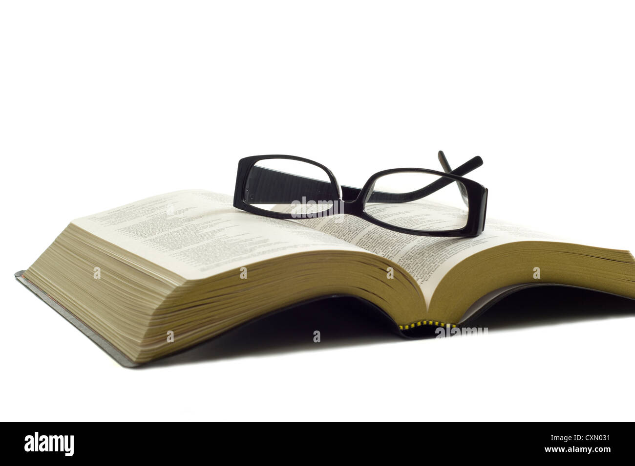 Une paire de lunettes de lecture chers au sommet d'une une Bible, l'étude religieuse Banque D'Images