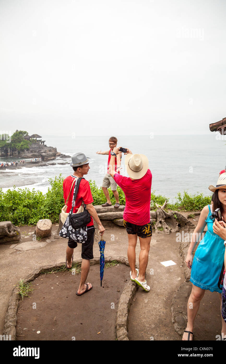 Les touristes au temple Pura Tanahlot sur Bali Banque D'Images