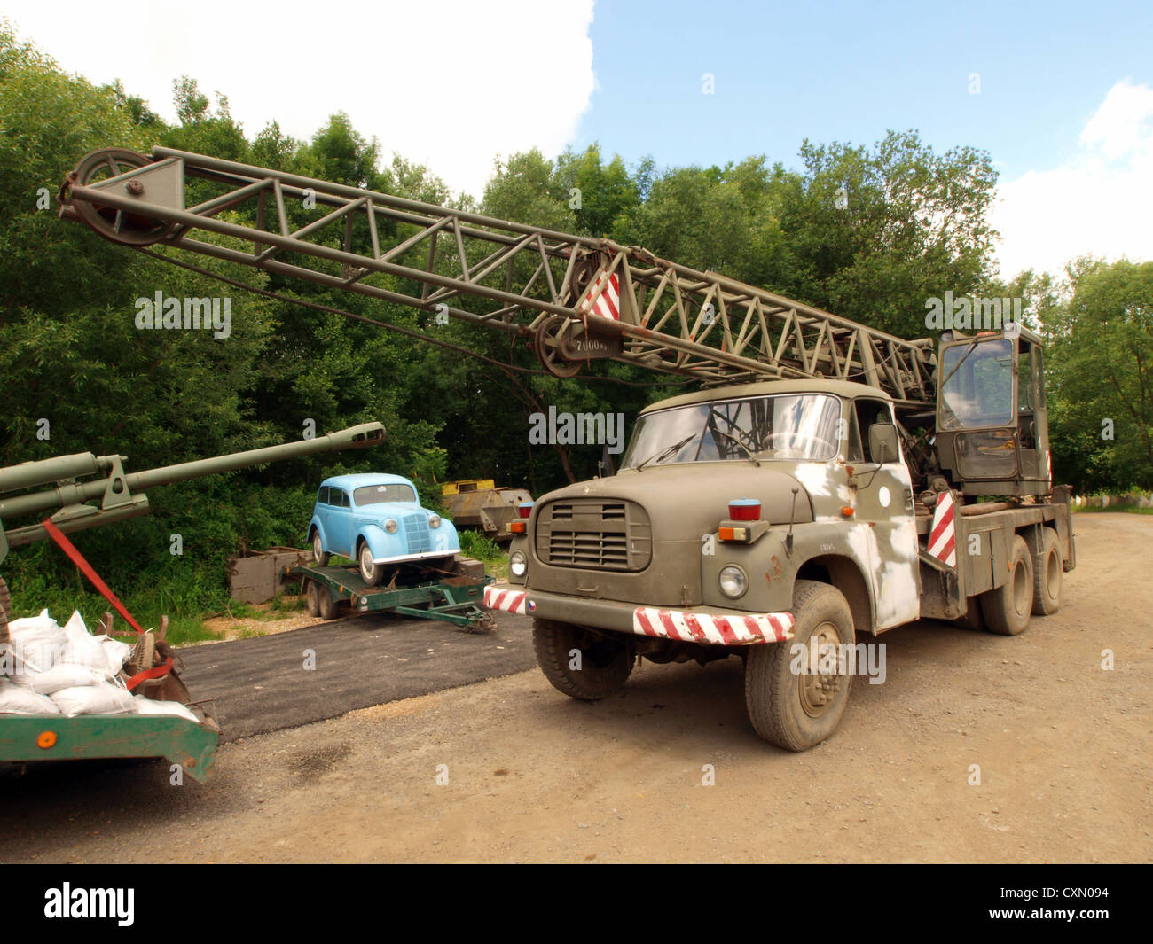 Le Military Tatra 148 AB 063 est un camion militaire lourd conçu pour le transport de matériel et de troupes. Reconnu pour sa construction robuste et ses capacités tout-terrain, ce véhicule est utilisé dans les environnements difficiles, y compris les zones de combat et les zones reculées. Il est équipé de la transmission intégrale et d'un moteur puissant pour la mobilité dans des conditions difficiles. Banque D'Images