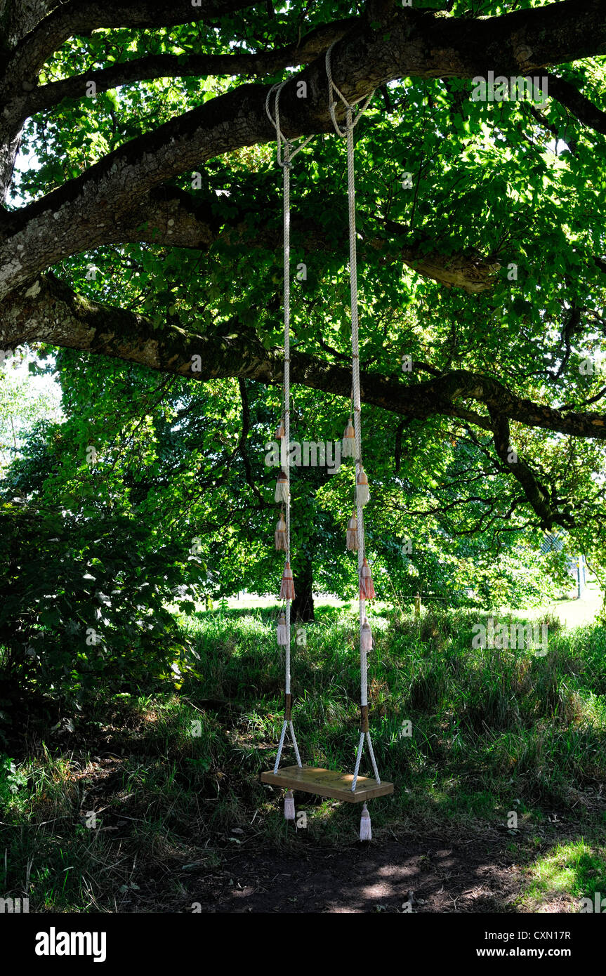 Balançoire en bois bois de hêtre pendaison accrocher ombre jardin ombragé  style design siège Jouet Jouet Photo Stock - Alamy