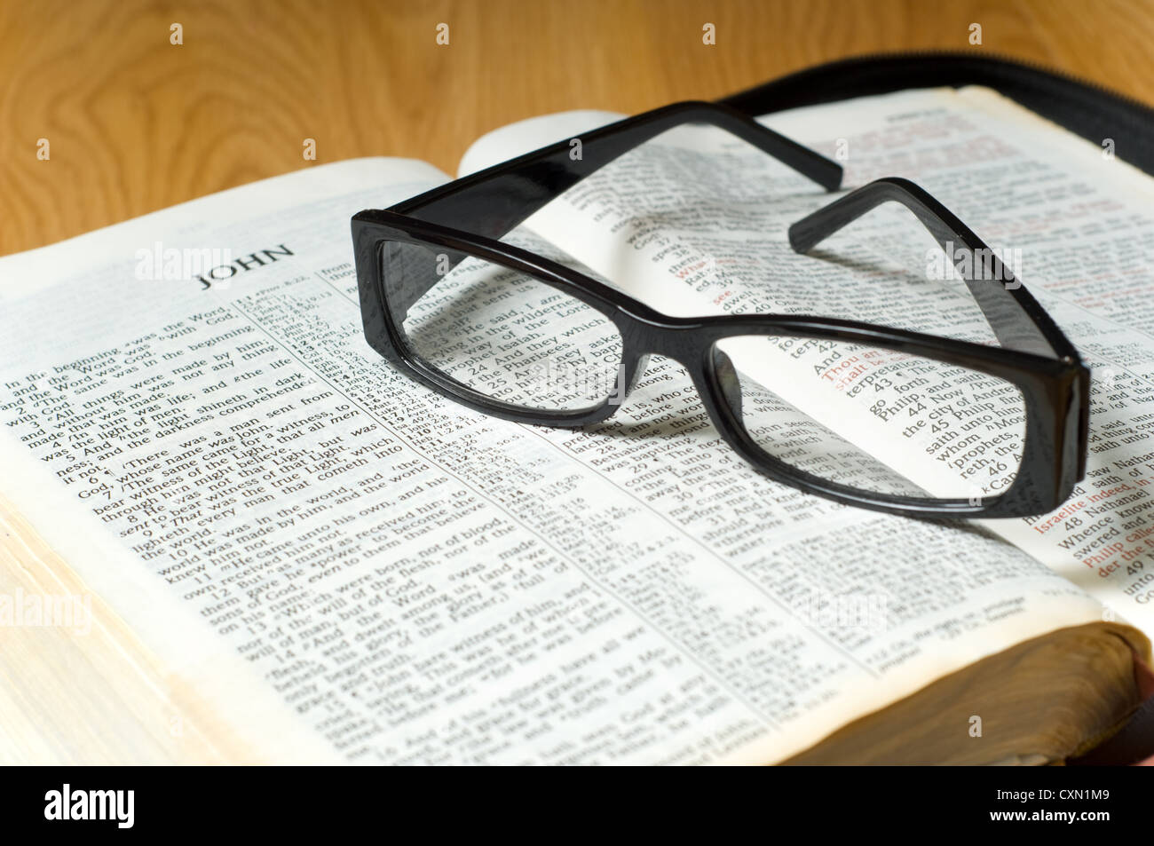 Une paire de lunettes de lecture chers au sommet d'une une Bible, l'étude religieuse Banque D'Images