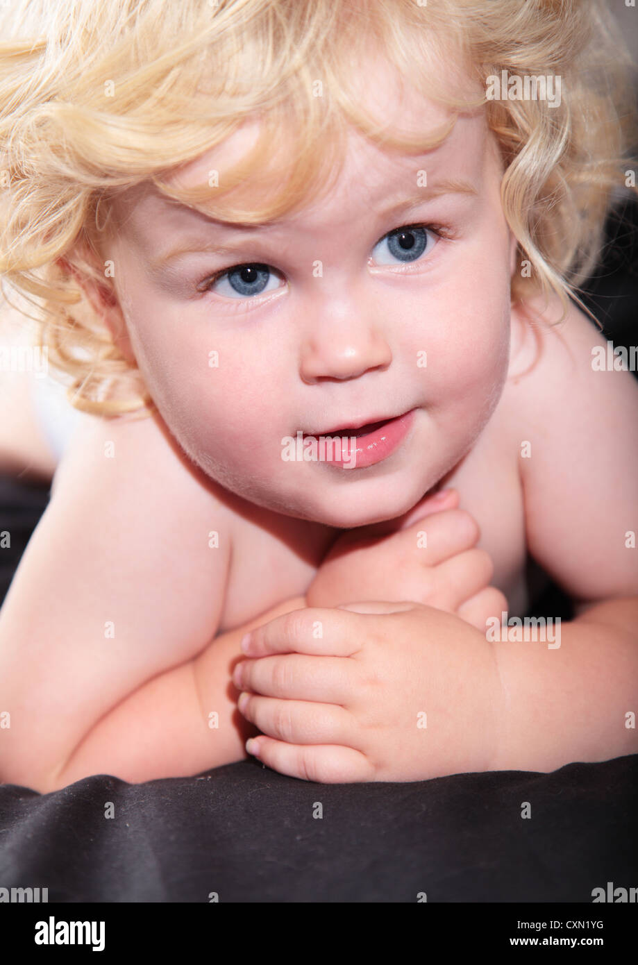 Bebe Garcon Blond Aux Yeux Bleus Banque D Image Et Photos Alamy