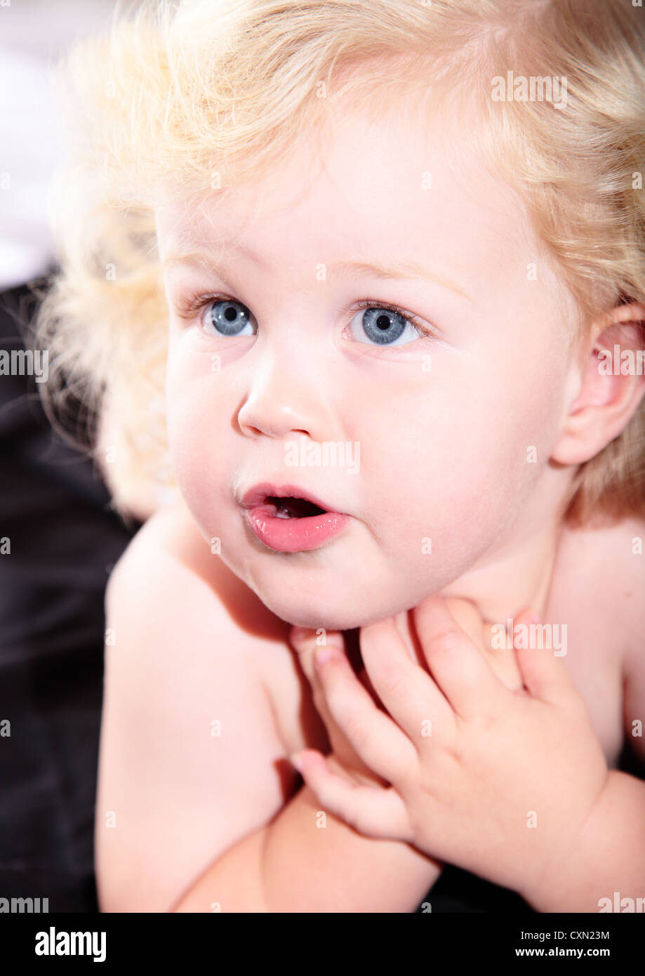 Mignon Bebe Garcon Avec Des Cheveux Blonds Et Des Yeux Bleus Photo Stock Alamy