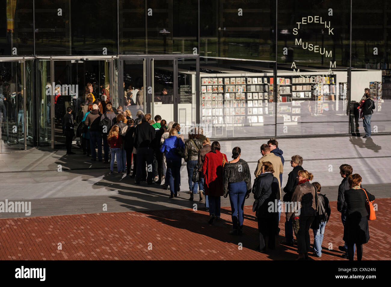 Les gens à l'extérieur d'attente du Stedelijk Museum, qui a rouvert ses portes en septembre 2012, Amsterdam, Pays-Bas Banque D'Images