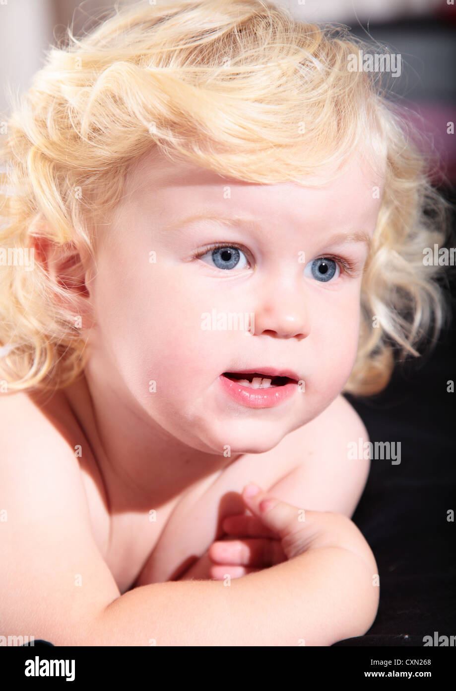 Mignon Bebe Garcon Avec Des Cheveux Blonds Et Des Yeux Bleus Photo Stock Alamy