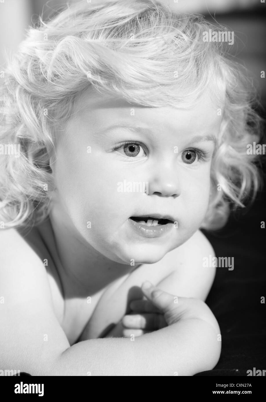 Mignon Bebe Garcon Aux Cheveux Blonds Noir Et Blanc Photo Stock Alamy