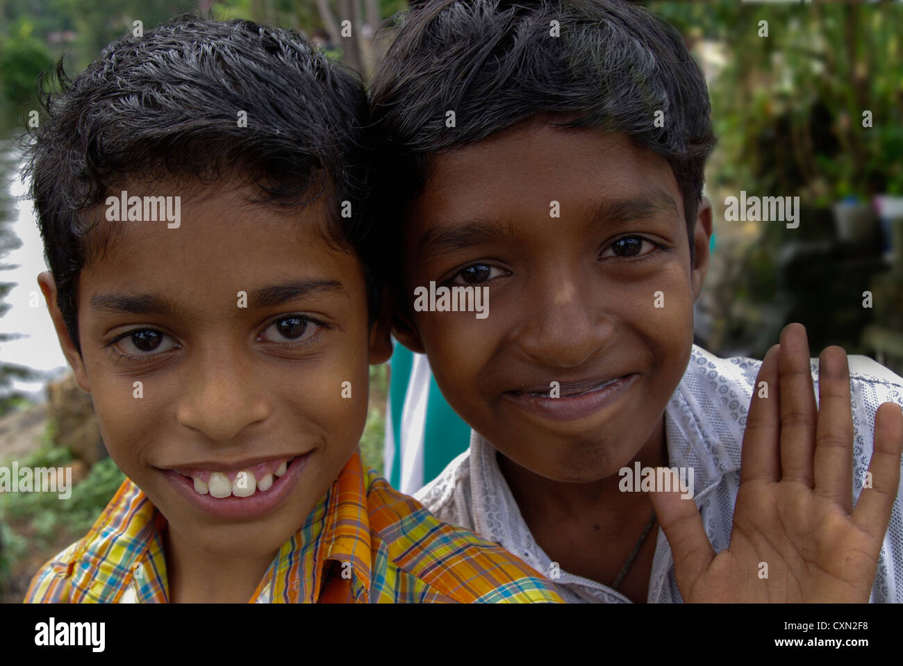 Deux garçons keralan pose devant l'appareil photo Banque D'Images