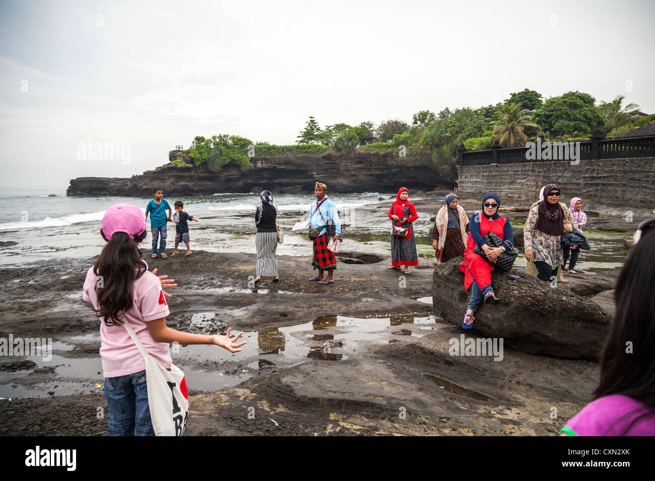 Les touristes au temple Pura Tanahlot sur Bali Banque D'Images