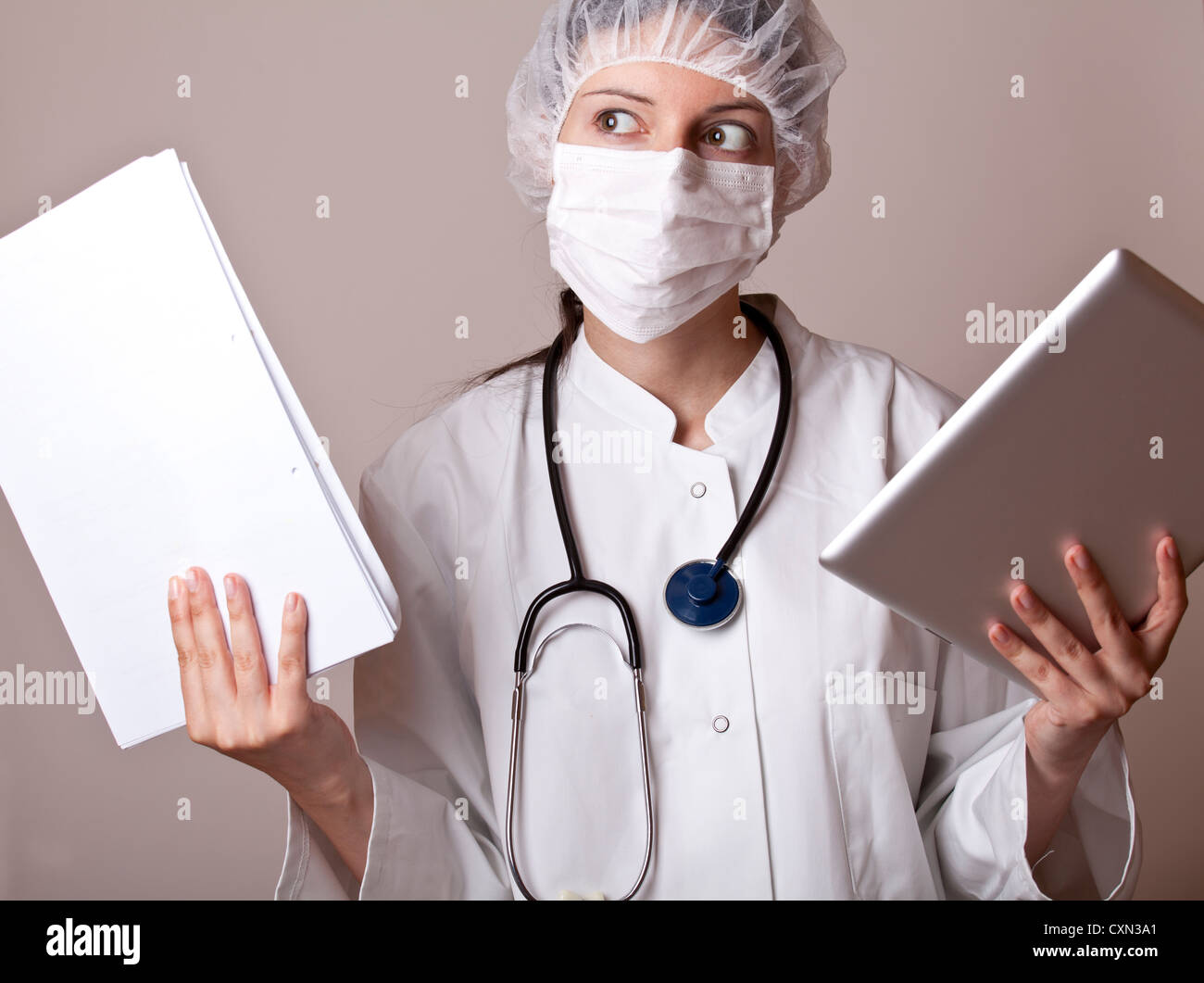 Femme médecin avec document et digital tablet Banque D'Images