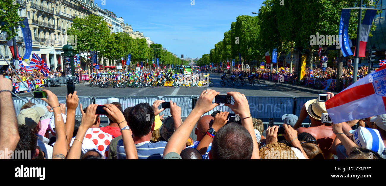 Le Tour de France peleton en haut de l'avenue des Champs-Élysées, avec l'équipe Sky dirigé par Bradley Wiggins et Mark Cavendish. Banque D'Images