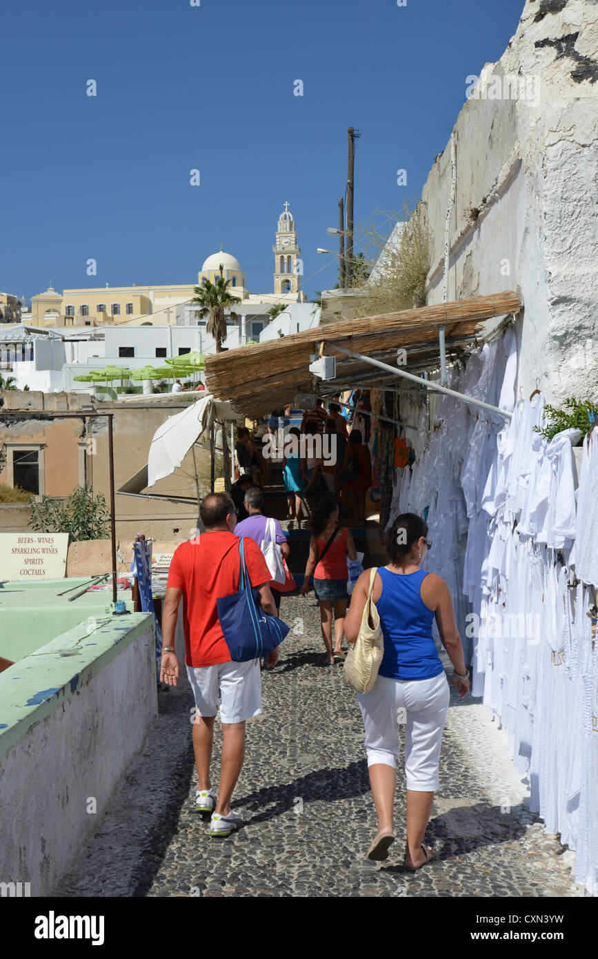 Rue étroite, Fira, Santorini, Cyclades, Mer Égée, Grèce Région Sud Banque D'Images