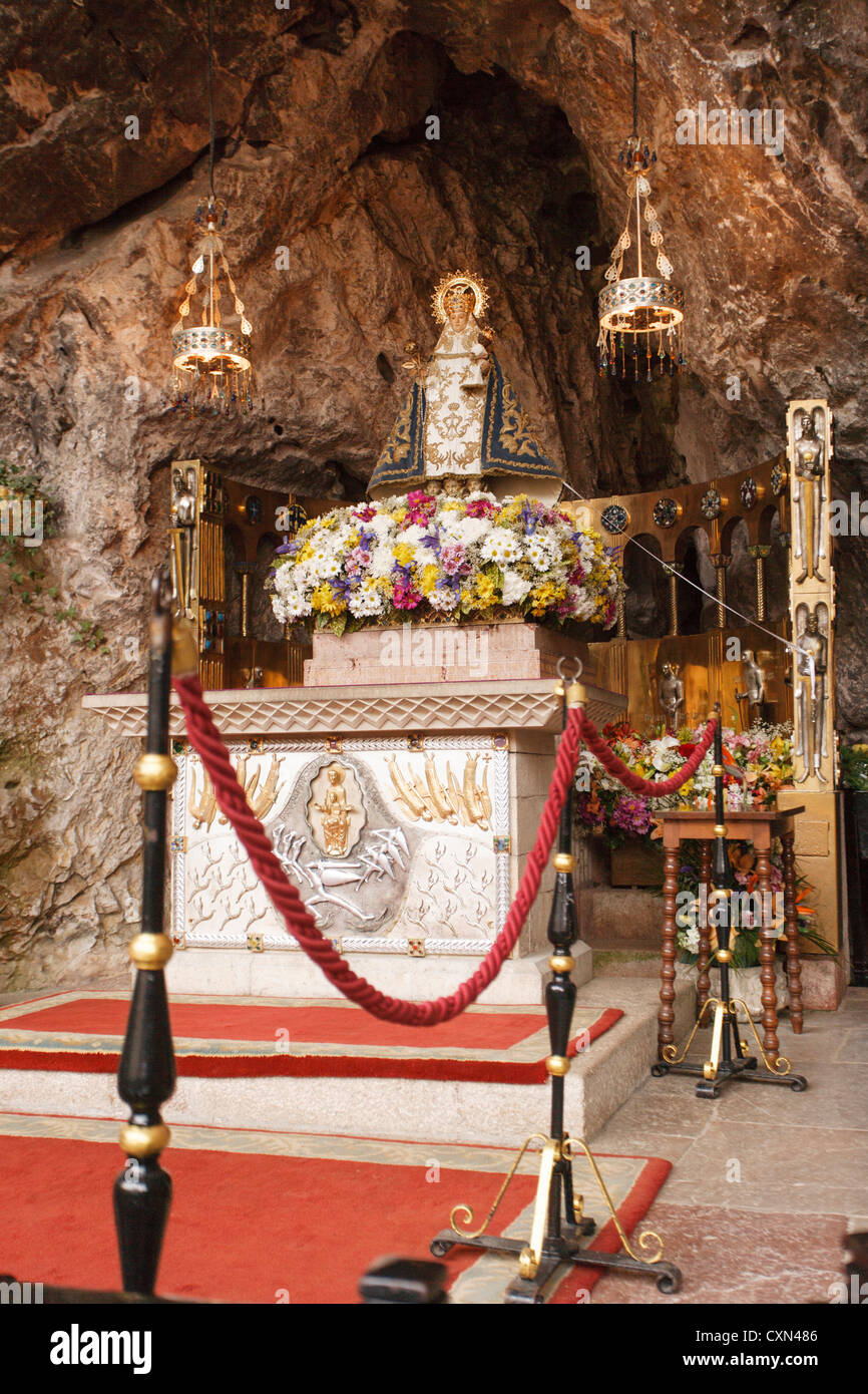 La Santina dans cangas, Dame du Sanctuaire de Covadonga, dans les Asturies, Espagne Banque D'Images