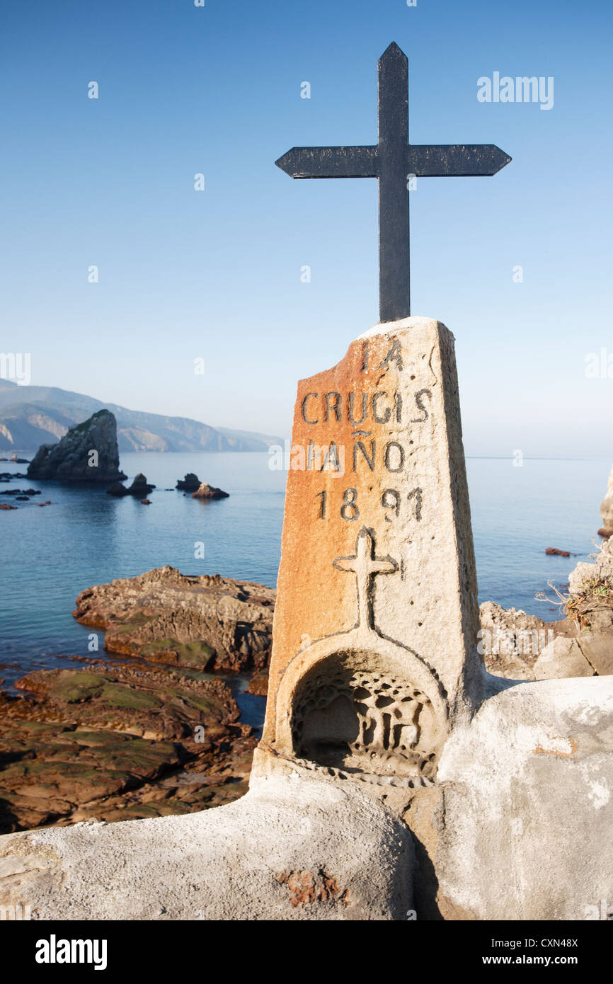 Via crucis cross à San Juan de Gaztelugatxe appartenant à la ville de Bermeo, au Pays Basque (Espagne) Banque D'Images