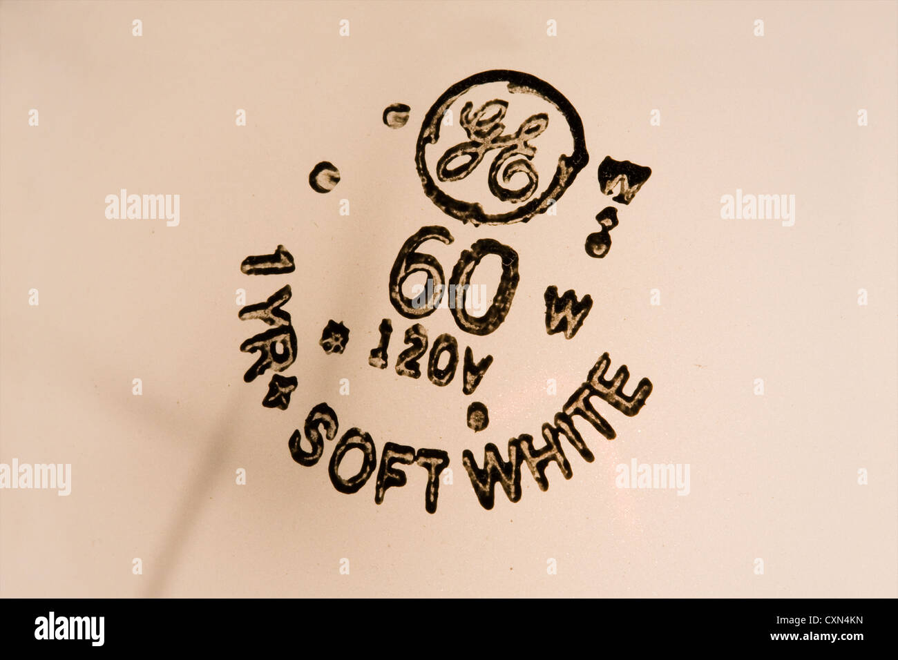 Marquage gravé sur la tête d'un General Electric 60 Watts 120 Volts Ampoule Blanc doux garantissant 1 + ans de vie Banque D'Images