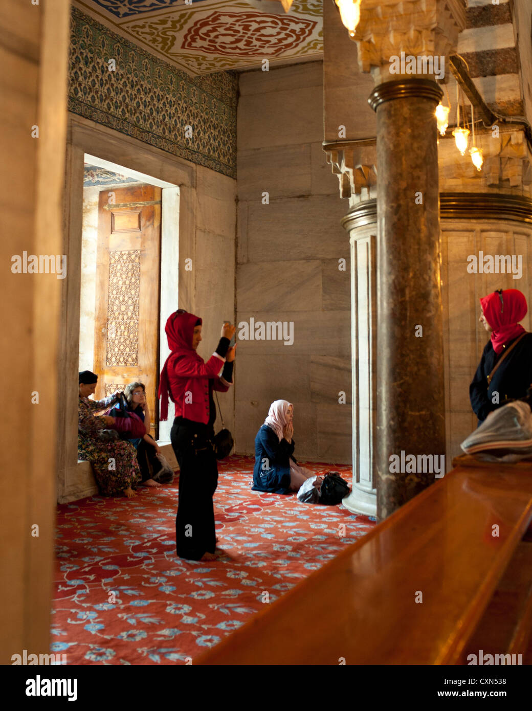 Les femmes en priant et en vous relaxant dans la Mosquée Bleue, Istanbul Banque D'Images