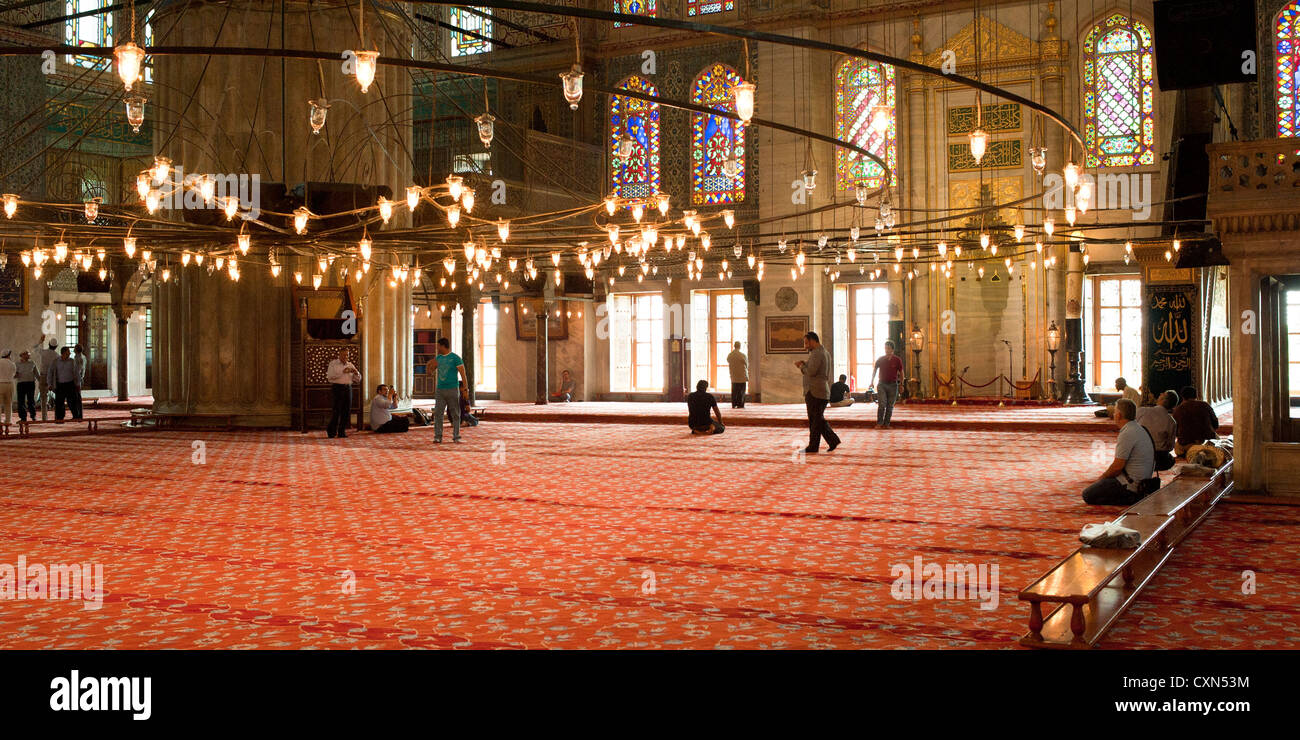 Zone principale à l'intérieur de la Mosquée Bleue, Istanbul, juste avant de prières Banque D'Images