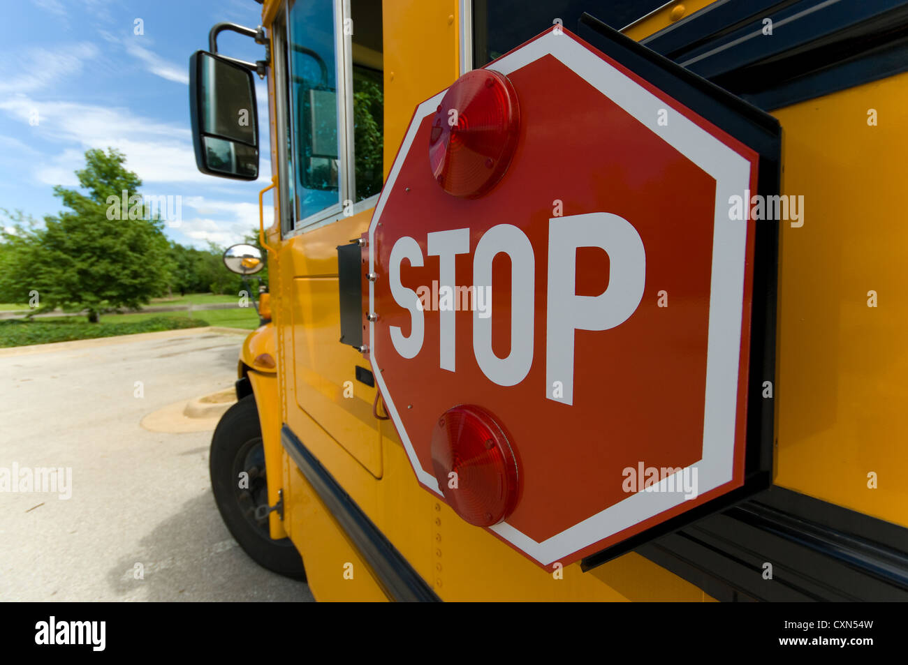 Vue grand angle de l'arrêt de bus de l'école signe sur sunny day Banque D'Images