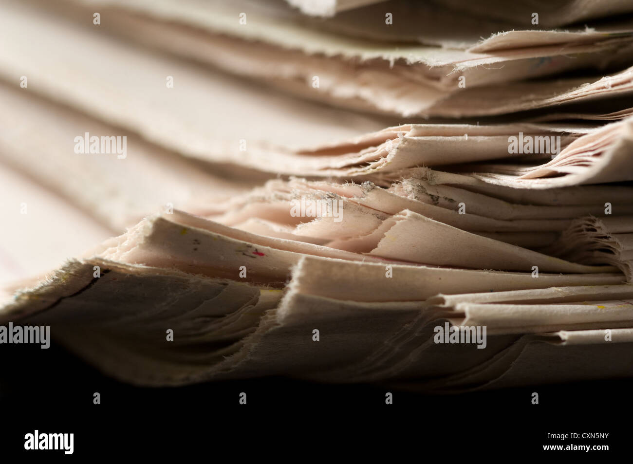 Pile de journaux à utiliser comme arrière-plan l'accent est sur la droite et diminue rapidement vers la gauche Banque D'Images