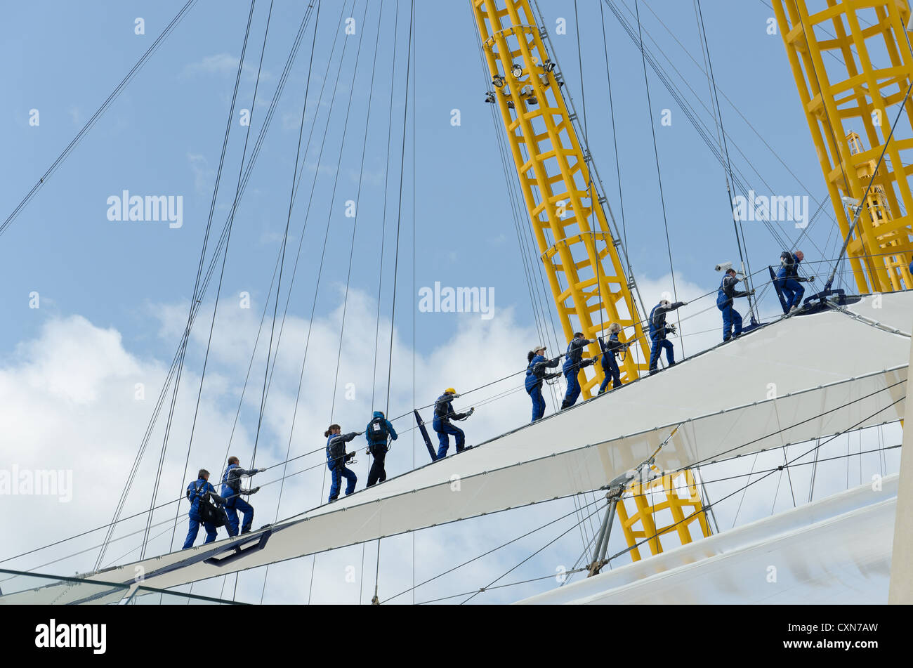 Voir l'inspection des personnes fixées avec la ligne de sécurité contre le fond de l'horizon le Millennium Dome Banque D'Images