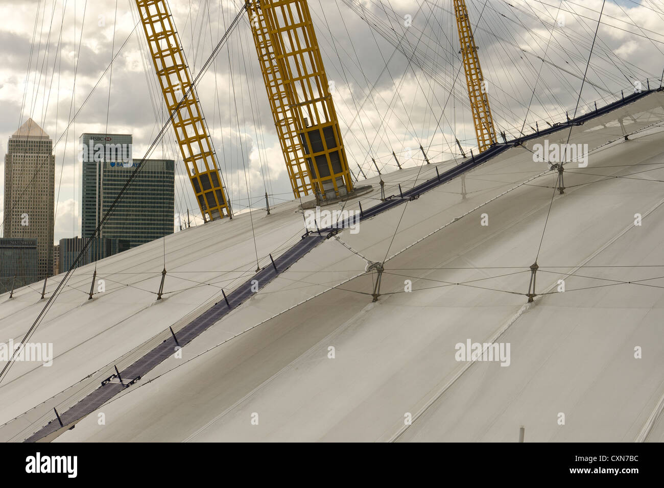 Skyline contre fond de la Millennium Dome et gratte-ciel Canary Wharf Banque D'Images