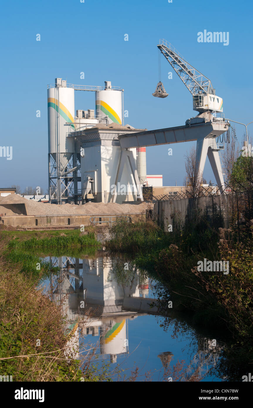 Usine de ciment reflète dans un canal à Hengelo, Pays-Bas Banque D'Images