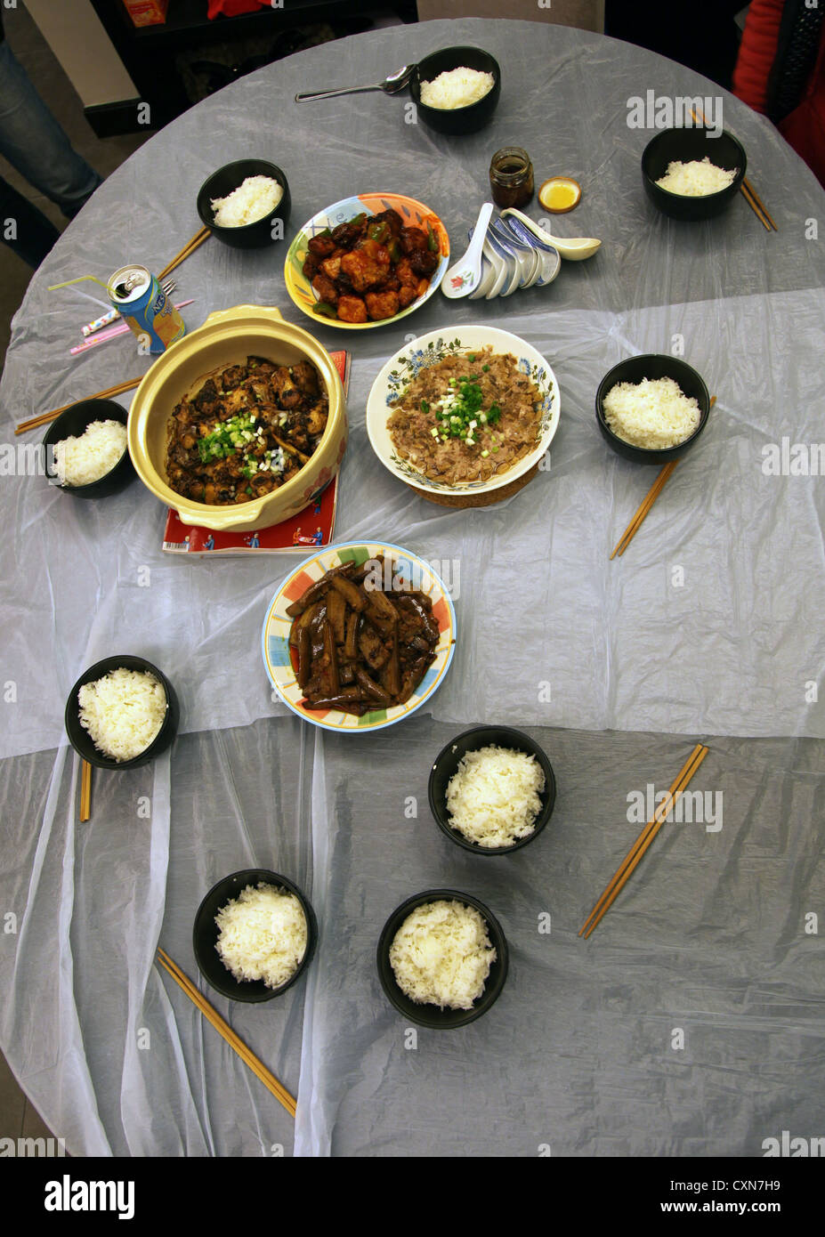 C'est une photo de nourriture chinoise plats servis sur une table  recouverte d'une protection en plastique. Il y a des bols de riz Photo  Stock - Alamy