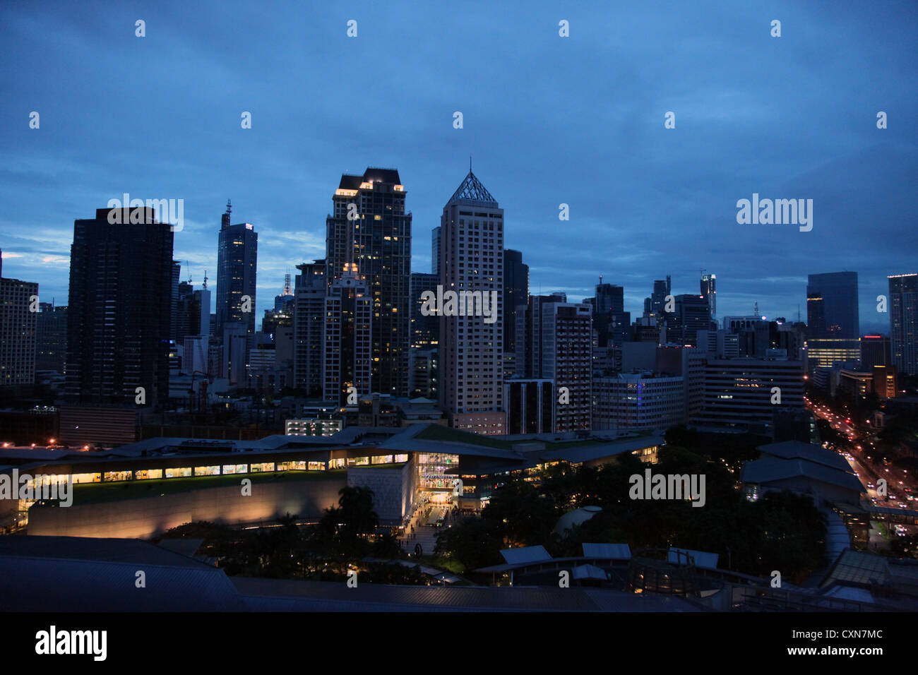 C'est une photo de Manille, la ville capitale de Philippines par nuit. Nous pouvons le l'horizon si ses affaires financial district Banque D'Images C'est une photo de Manille, la ville capitale de Philippines par nuit. Nous pouvons le l'horizon si ses affaires financial district Banque D'Images