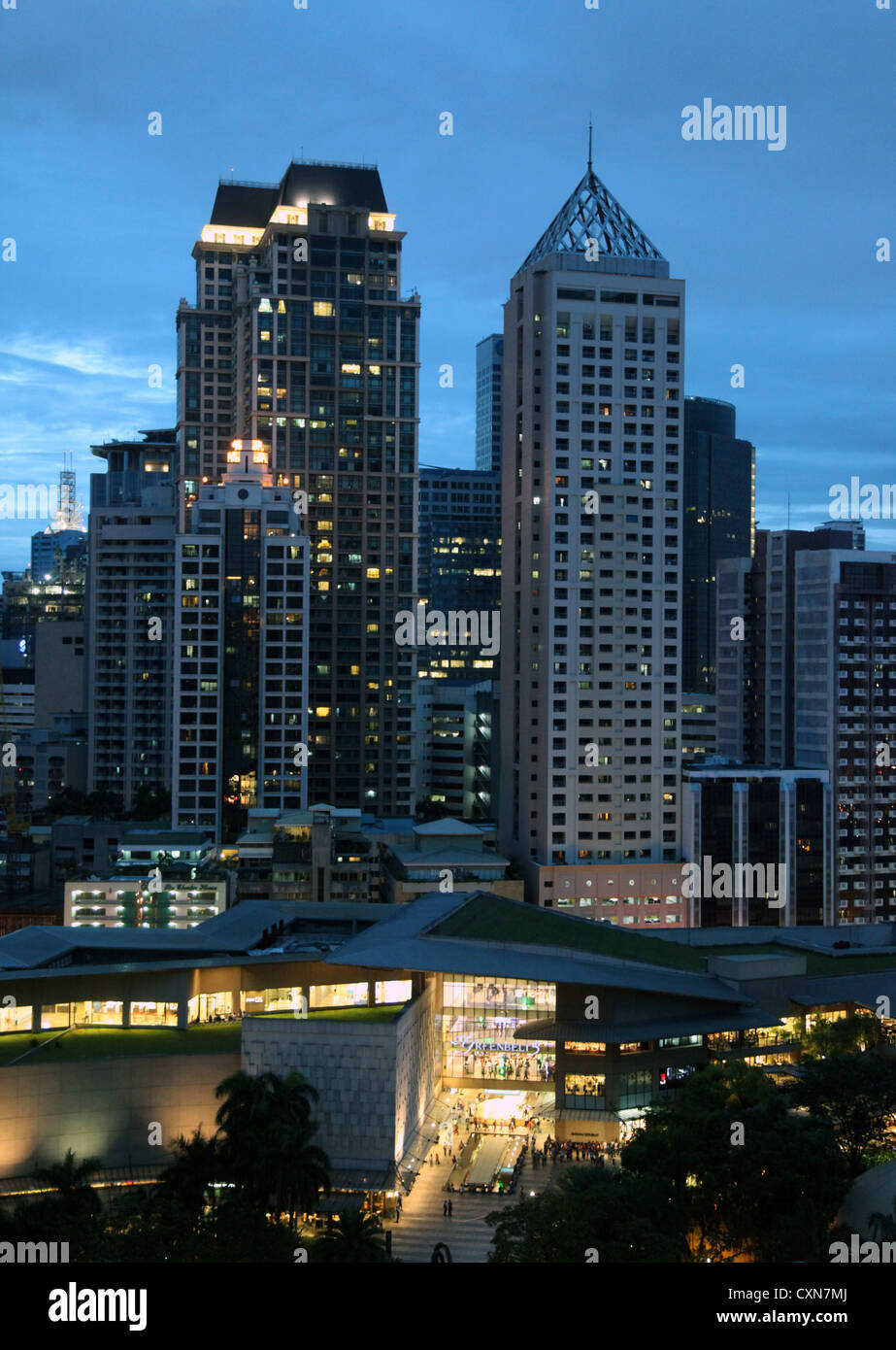 C'est une photo de Manille, la ville capitale de Philippines par nuit. Nous pouvons le l'horizon si ses affaires financial district Banque D'Images C'est une photo de Manille, la ville capitale de Philippines par nuit. Nous pouvons le l'horizon si ses affaires financial district Banque D'Images
