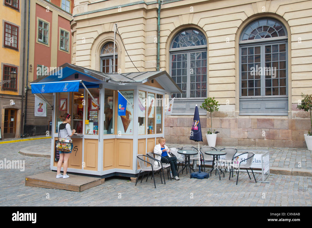 Kiosque de crème glacée avec terrasse la place Stortorget Gamla Stan, la vieille ville de Stockholm Suède Europe Banque D'Images