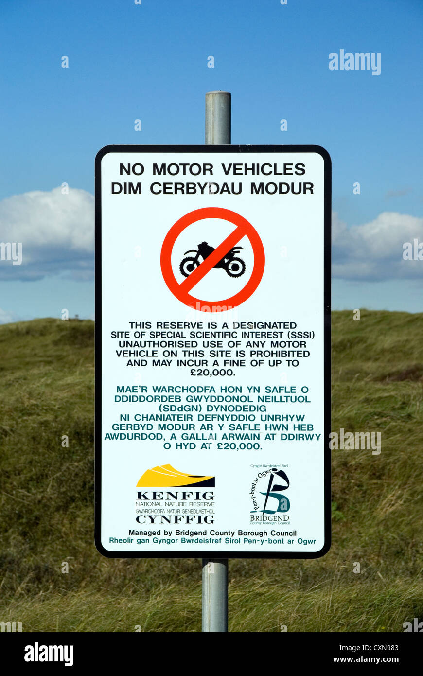 Pas de véhicules à moteur de la réserve naturelle nationale de kenfig signe près de porthcawl au Pays de Galles UK Banque D'Images