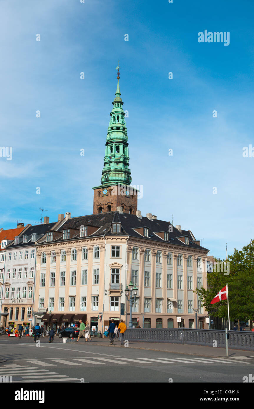 Vue depuis l'île de Slottsholmen vers Hojbro Plads square et St Nicholas church centre de Copenhague Danemark Europe Banque D'Images