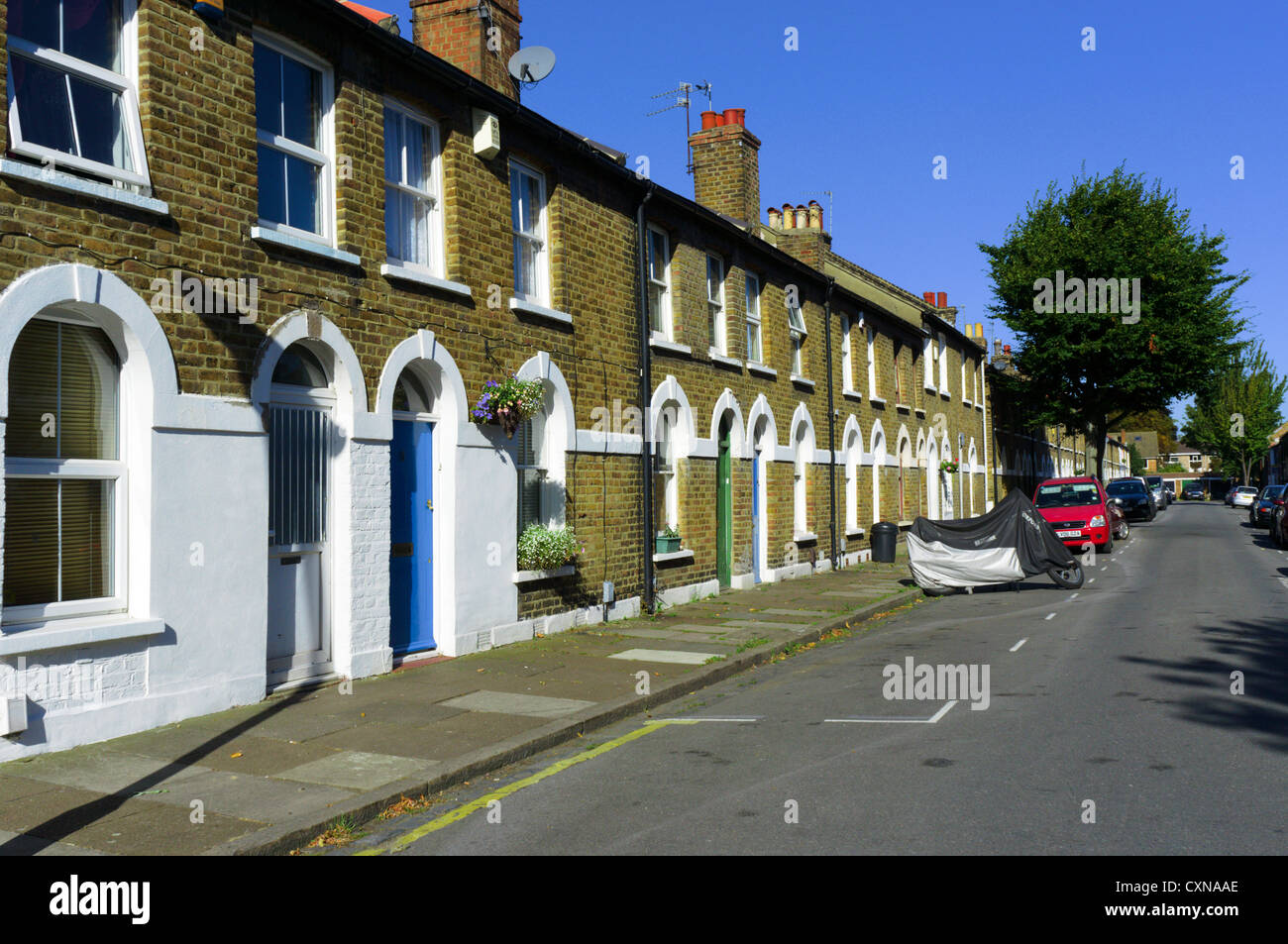 Une rue de banlieue de petites maisons mitoyennes à Bromley, dans le sud de Londres. Banque D'Images