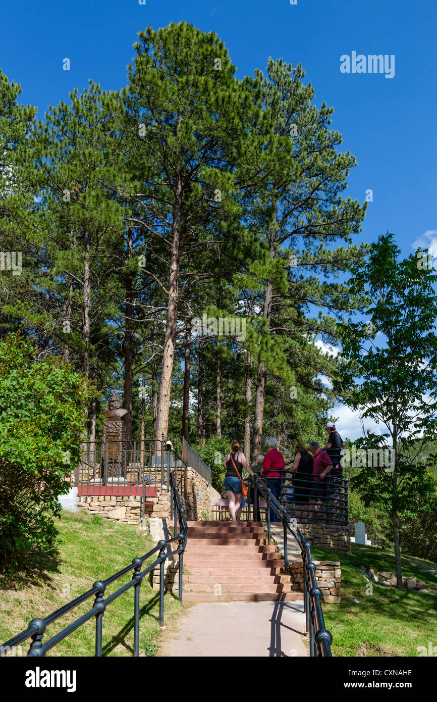 Les touristes autour de la tombe de Wild Bill Hickok et Calamity Jane dans la région de Mount Moriah Cemetery, Deadwood, Dakota du Sud, USA Banque D'Images