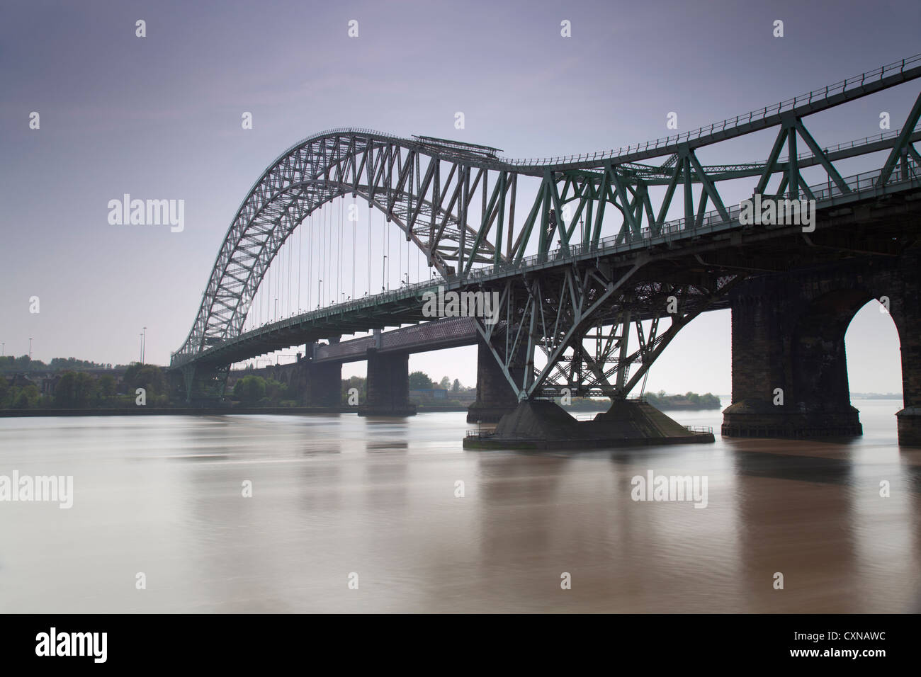 L'exposition longue journée de droit du pont qui enjambe Widnes Runcorn la rivière Mersey et Manchester Ship Canal. Banque D'Images