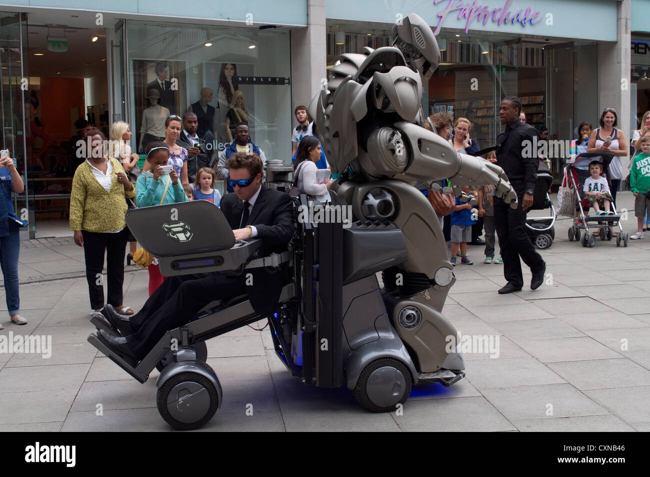 Le robot Titan divertir les foules, à Islington, au nord de Londres Banque D'Images Le robot Titan divertir les foules, à Islington, au nord de Londres Banque D'Images