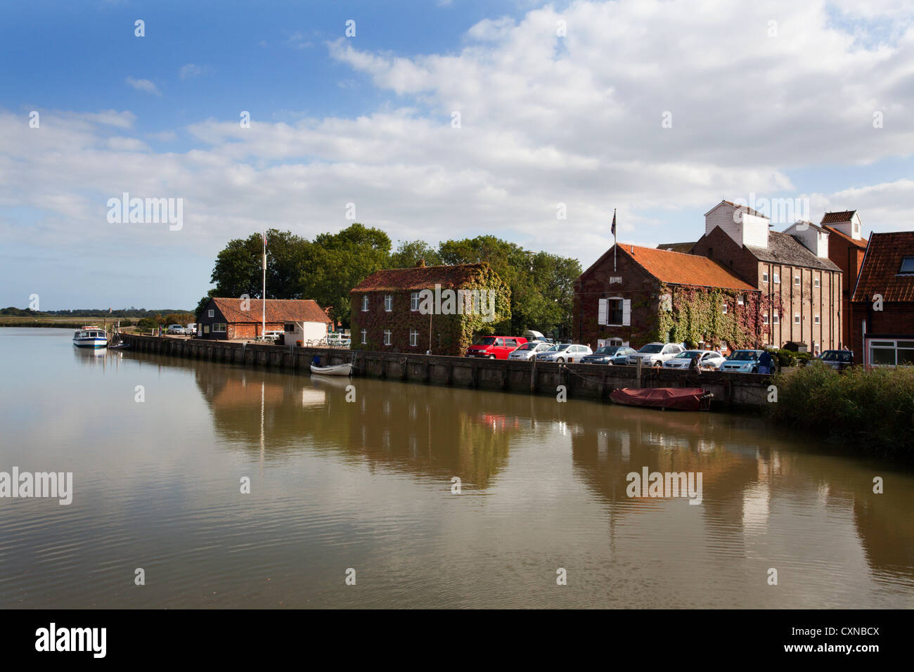 Snape Maltings et la rivière Alde Rogue Suffolk Angleterre Banque D'Images