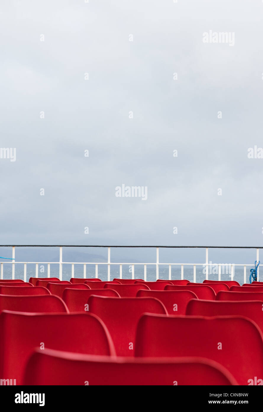 Sièges rouge vide sur Caledonian MacBrayne ferry, l'Écosse. Banque D'Images